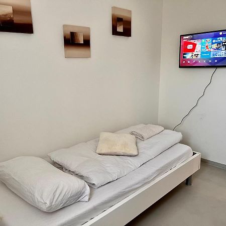 Smart Stay Budget Room Праттельн Экстерьер фото