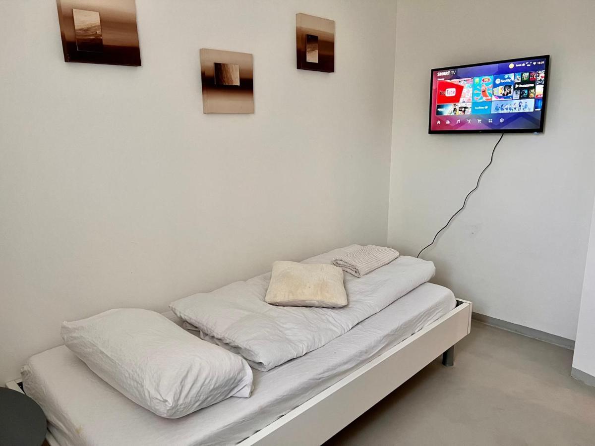 Smart Stay Budget Room Праттельн Экстерьер фото